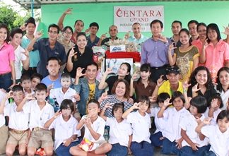 Daranart Nuchaikaew (standing 7th left), Director of Human Resources at Centara Grand Mirage Beach Resort Pattaya, led staff to donate necessary amenities to the children of Baan Huai Khai Nao School recently. They were welcomed by Thaiphusa Suwanpan (standing, 4th right). The children were treated to an afternoon of fun and games.